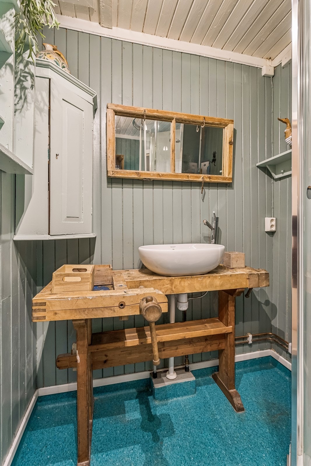 Gulvet har belegg, og veggene har en kombinasjon av belegg og panel. Badet har ikke våtromsstandard. Galleribilde