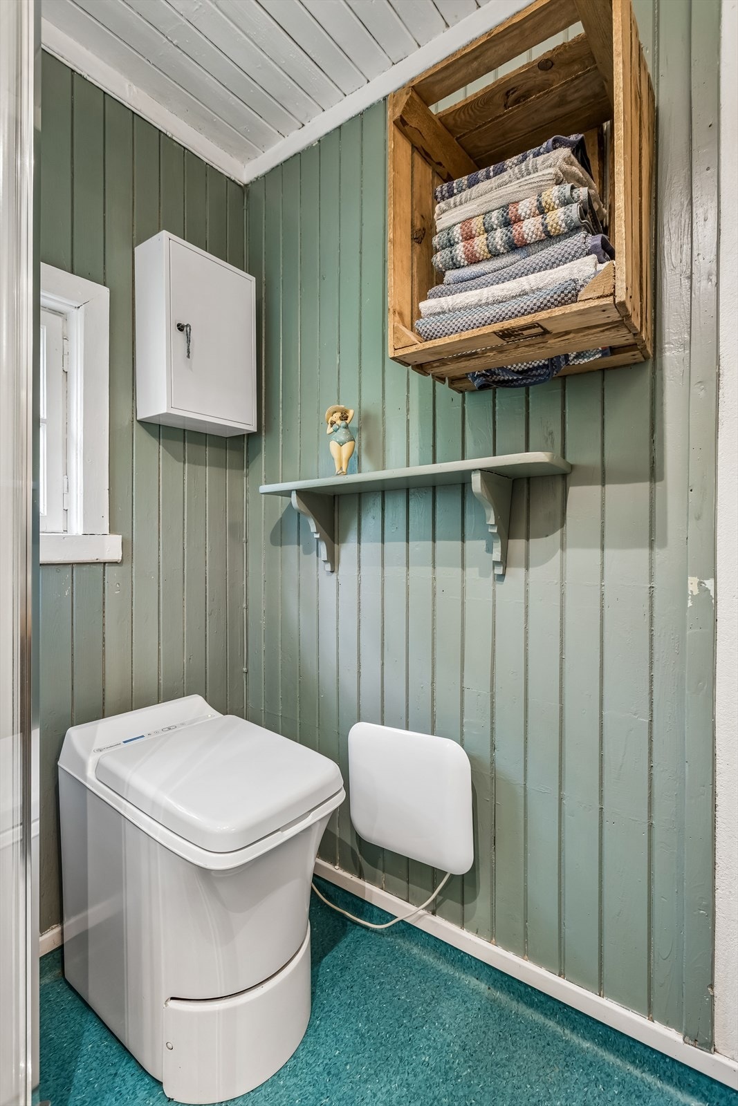 Badet har et elektrisk forbrenningstoalett. Vifte og avtrekk til toalettet ble utbedret i 2024. Galleribilde