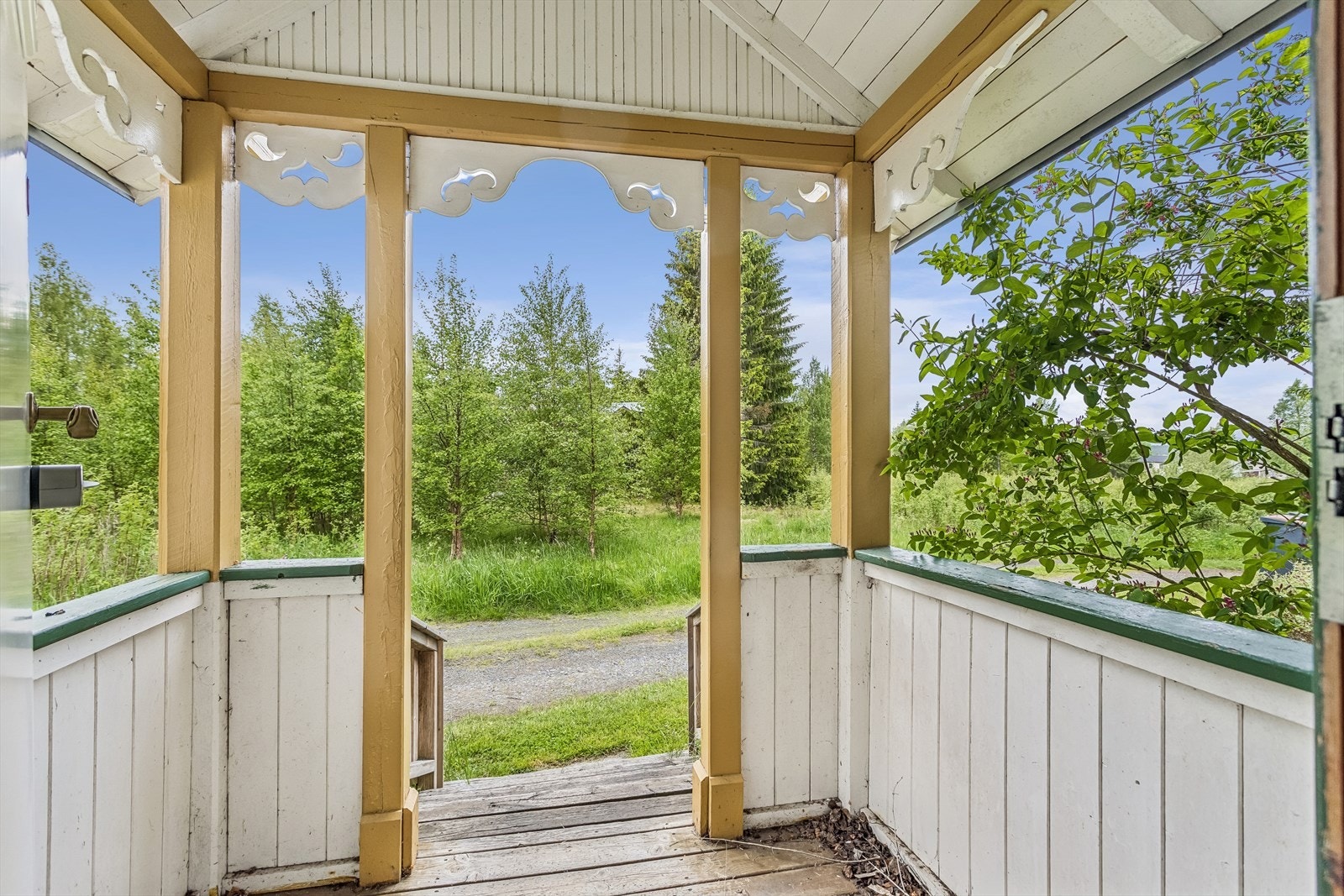 Overbygget inngangsparti med originale detaljer. Galleribilde
