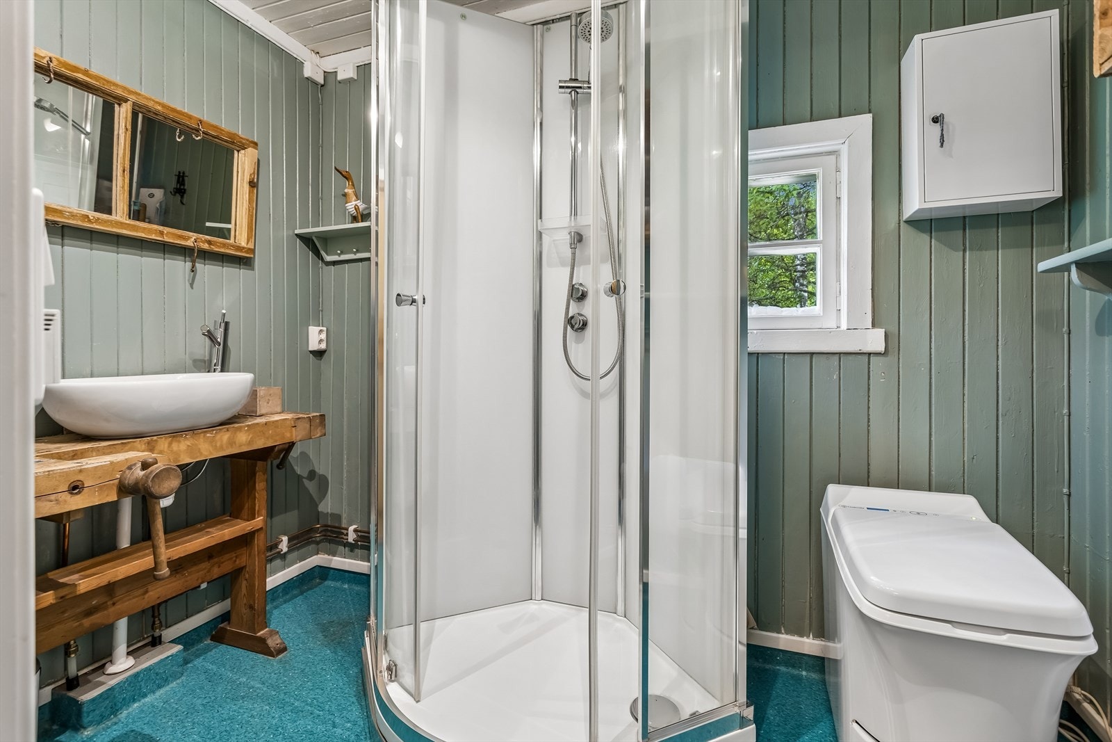 Badet ble pusset opp i 2020. Legg merke til den artige løsningen med servant montert på en gammel høvelbenk! Galleribilde