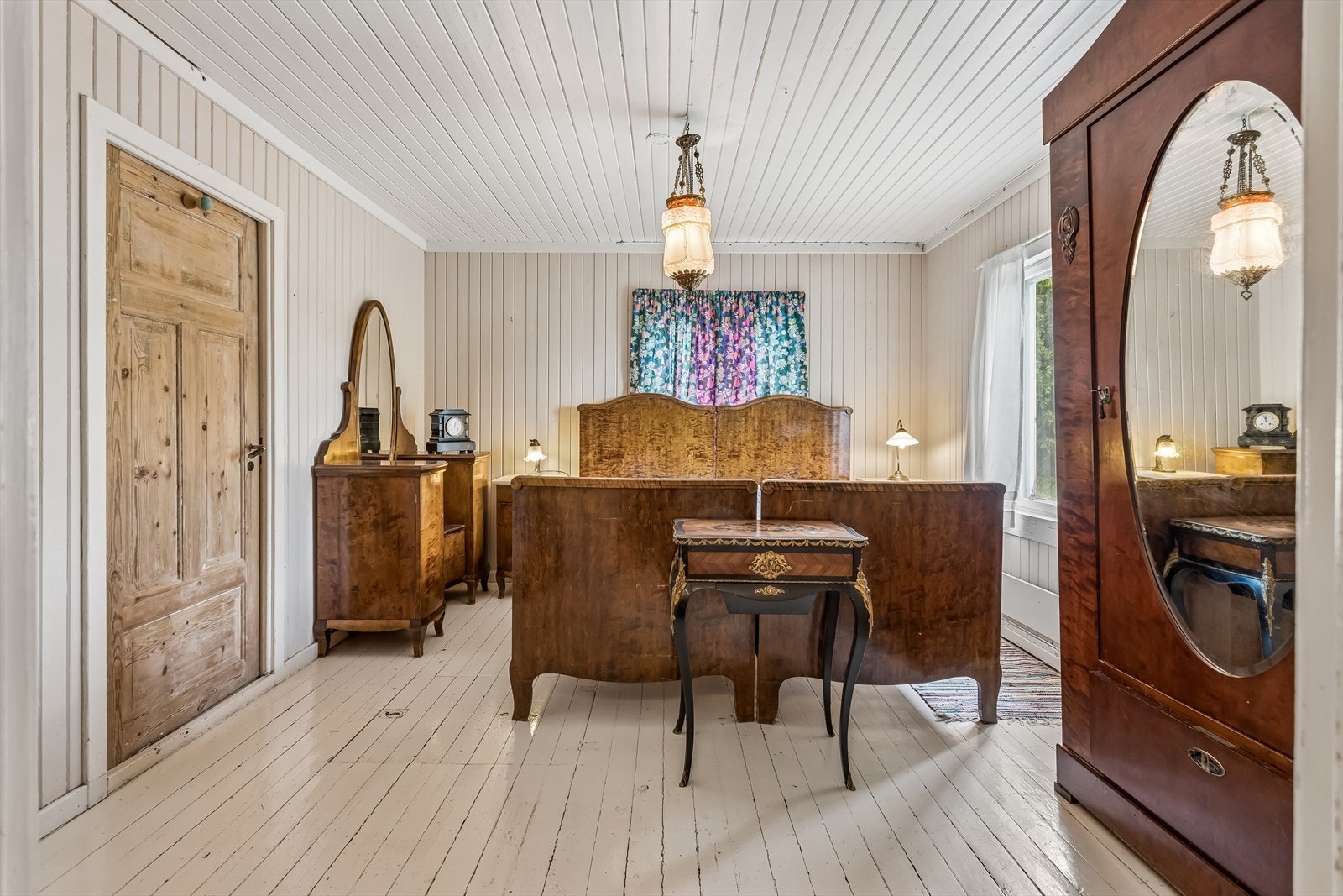 Hovedsoverommet ligger i 1.etasje, og er malt i delikate, lyse fargetoner. Galleribilde