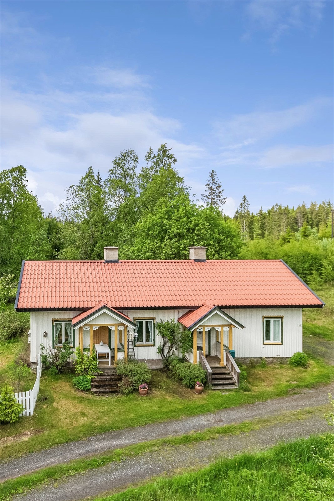 Boligen har en tradisjonell stil med stående kledning og to innvendige teglsteinspiper. Galleribilde