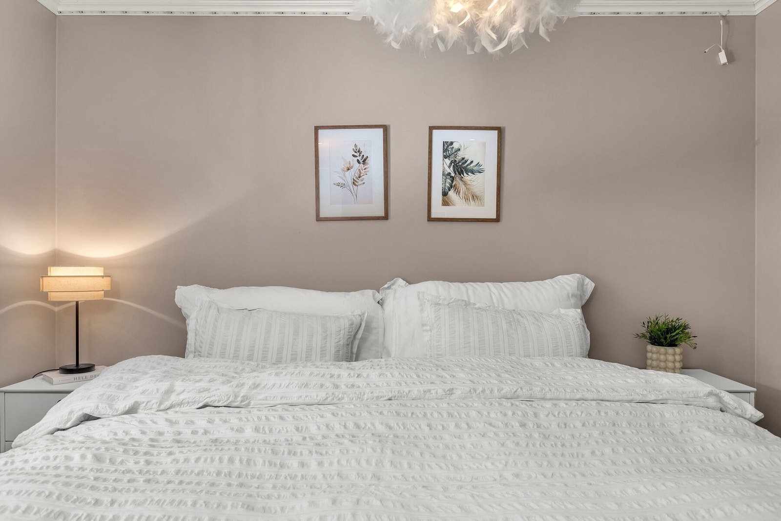 God plass til nattbord på begge sider av sengen. Galleribilde
