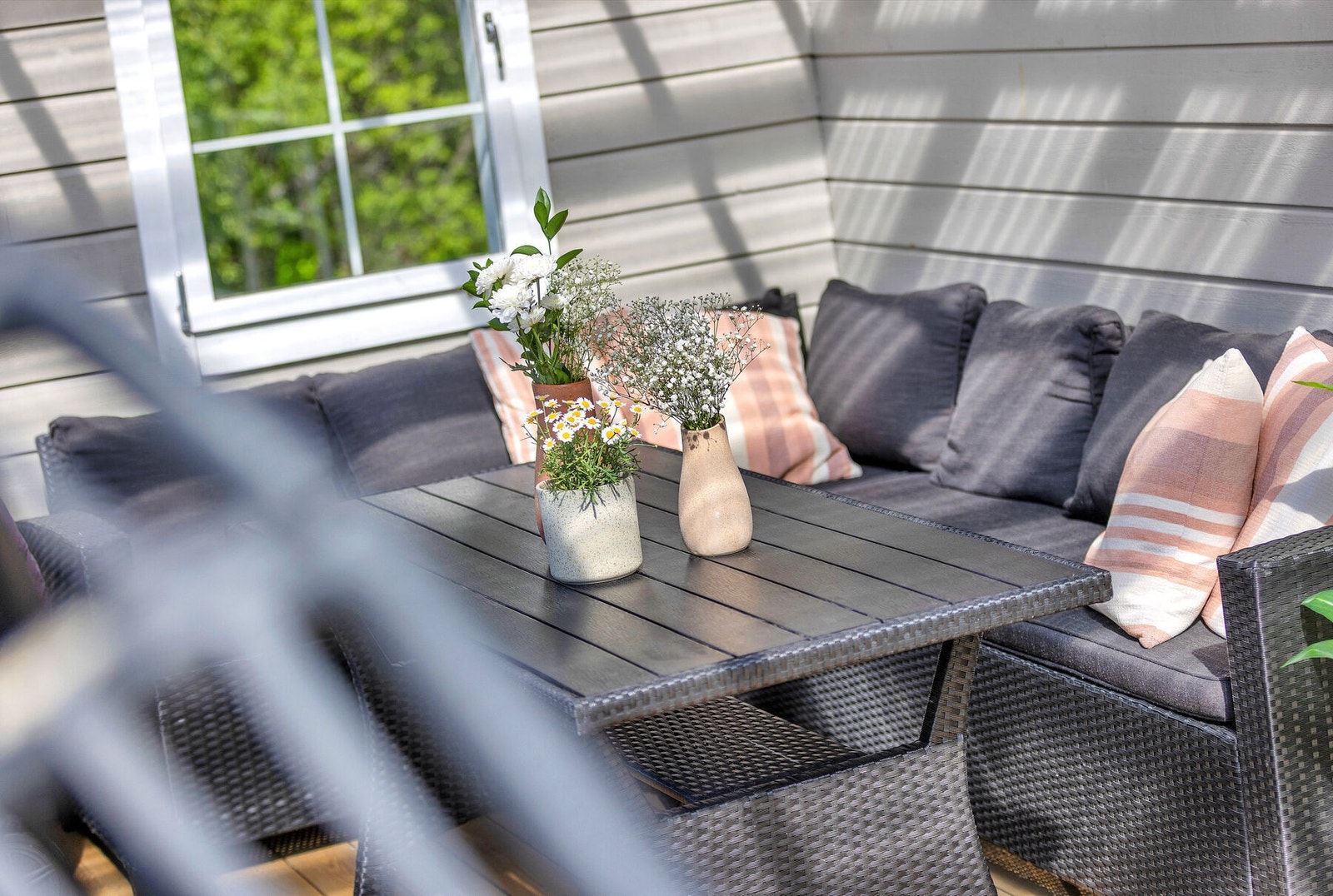 Detalj fra sittegruppen på verandaen. Galleribilde