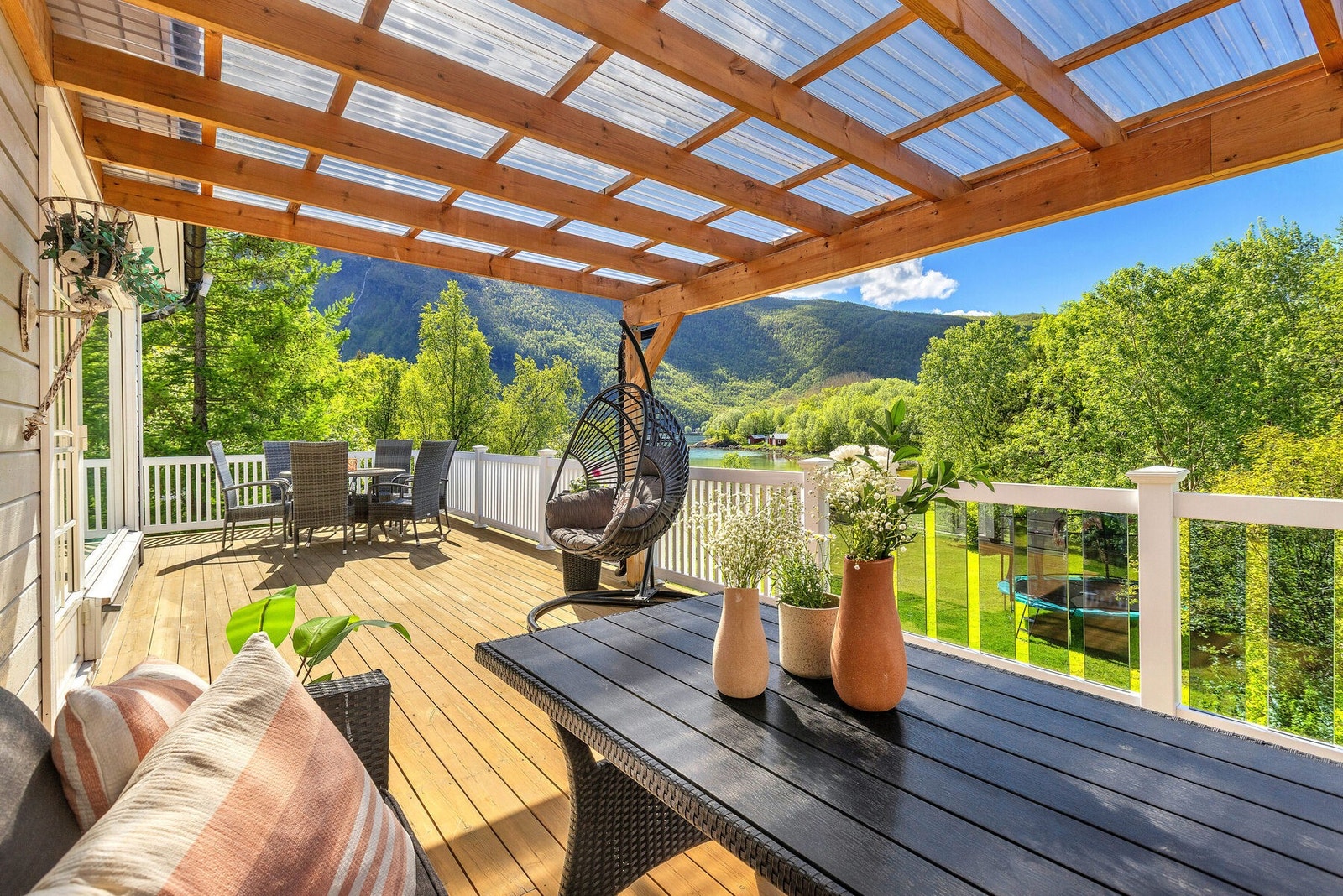 Sommeridyll på verandaen Galleribilde