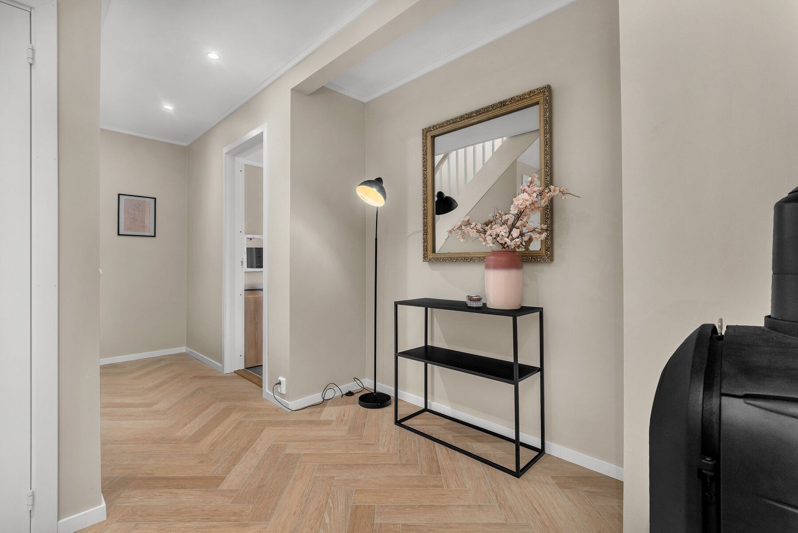 Hallen fungerer som et bindeledd mellom soverommene, badet og trappen opp til andre etasje. Galleribilde