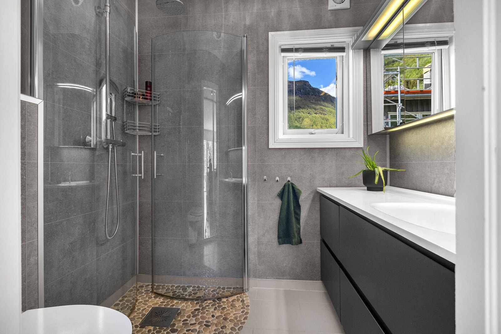 Badet i andre etasje ble pusset opp og oppgradert i 2015. Galleribilde
