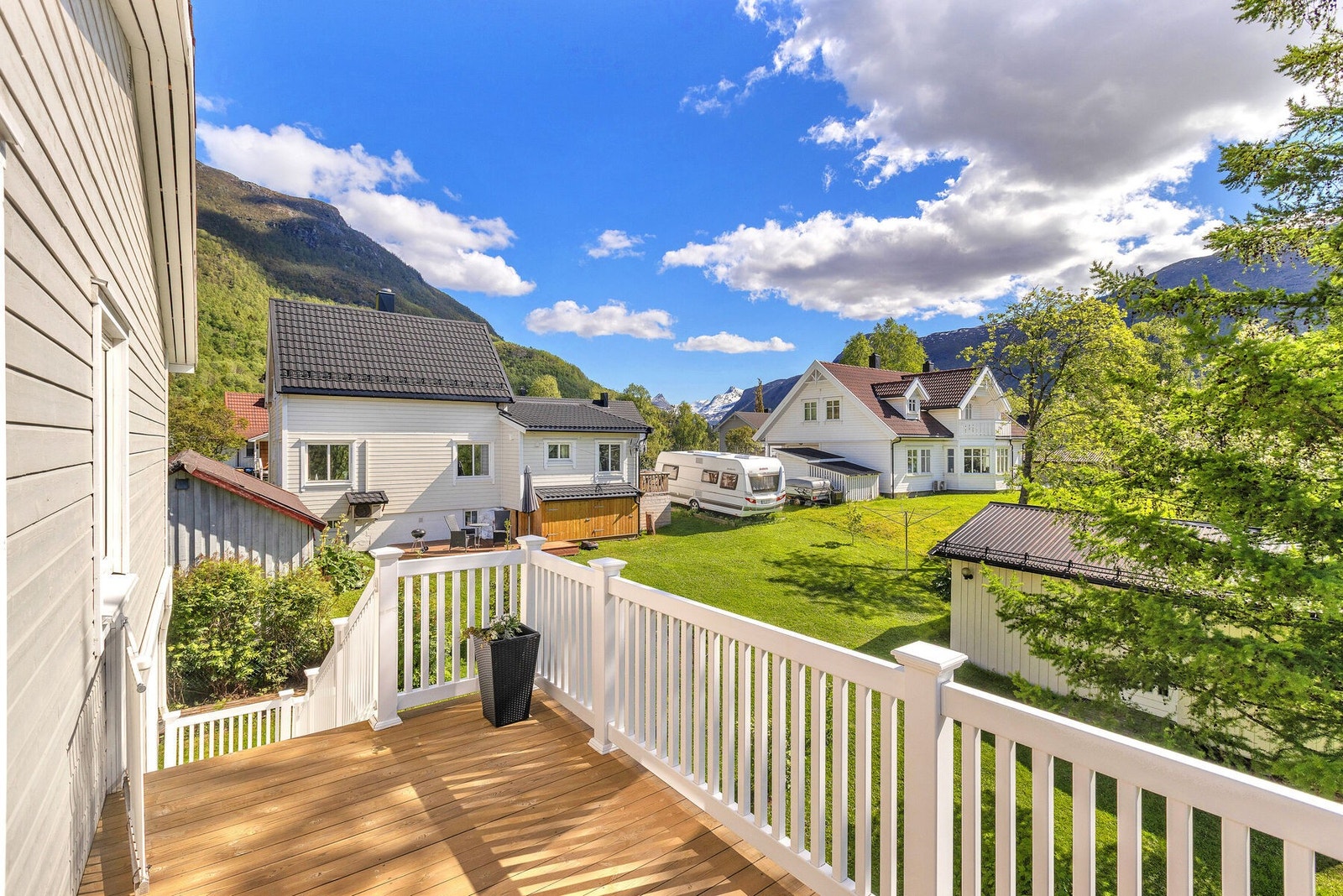 Fra verandaen er det trapp ned til hagen og terrasseområdet. Galleribilde