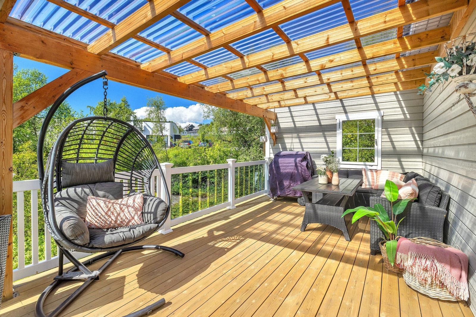 Solrik og lun veranda med pergola Galleribilde