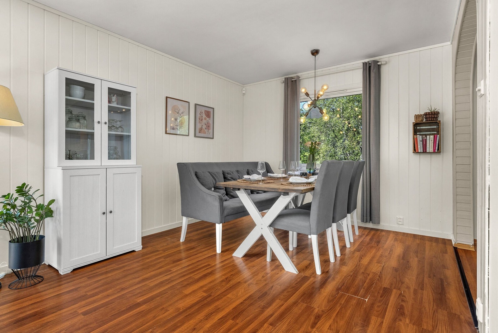 Spisestuen har plass til et stort spisebord for hyggelige sammenkomster. Galleribilde