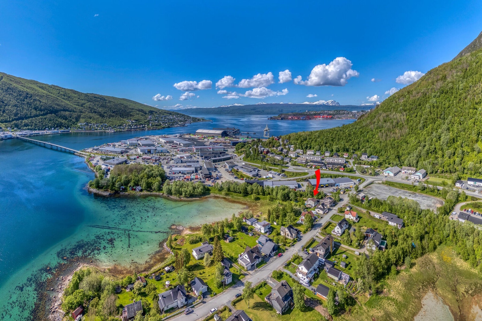 Fra eiendommen er det kort vei til servicetilbud som Cirke K, Ankenes, Rema 1000 og Kiwi Ankenes. Galleribilde