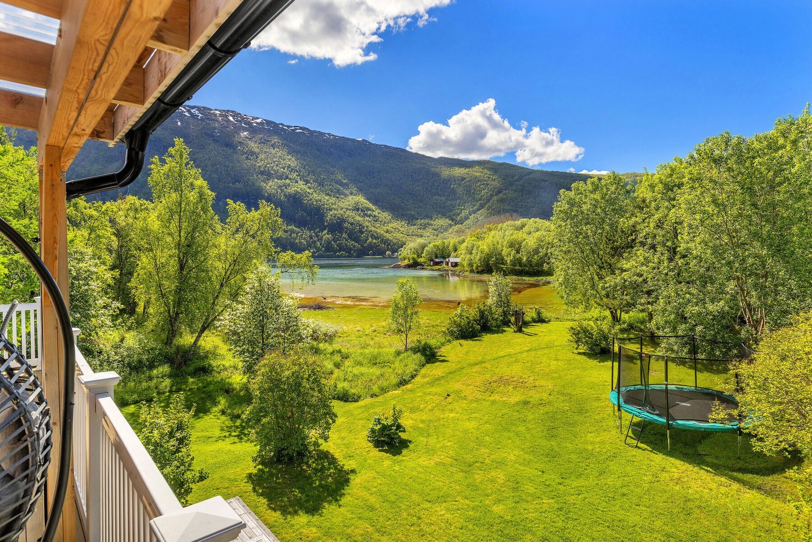 Utsikt over den frodige hagen fra verandaen. Galleribilde