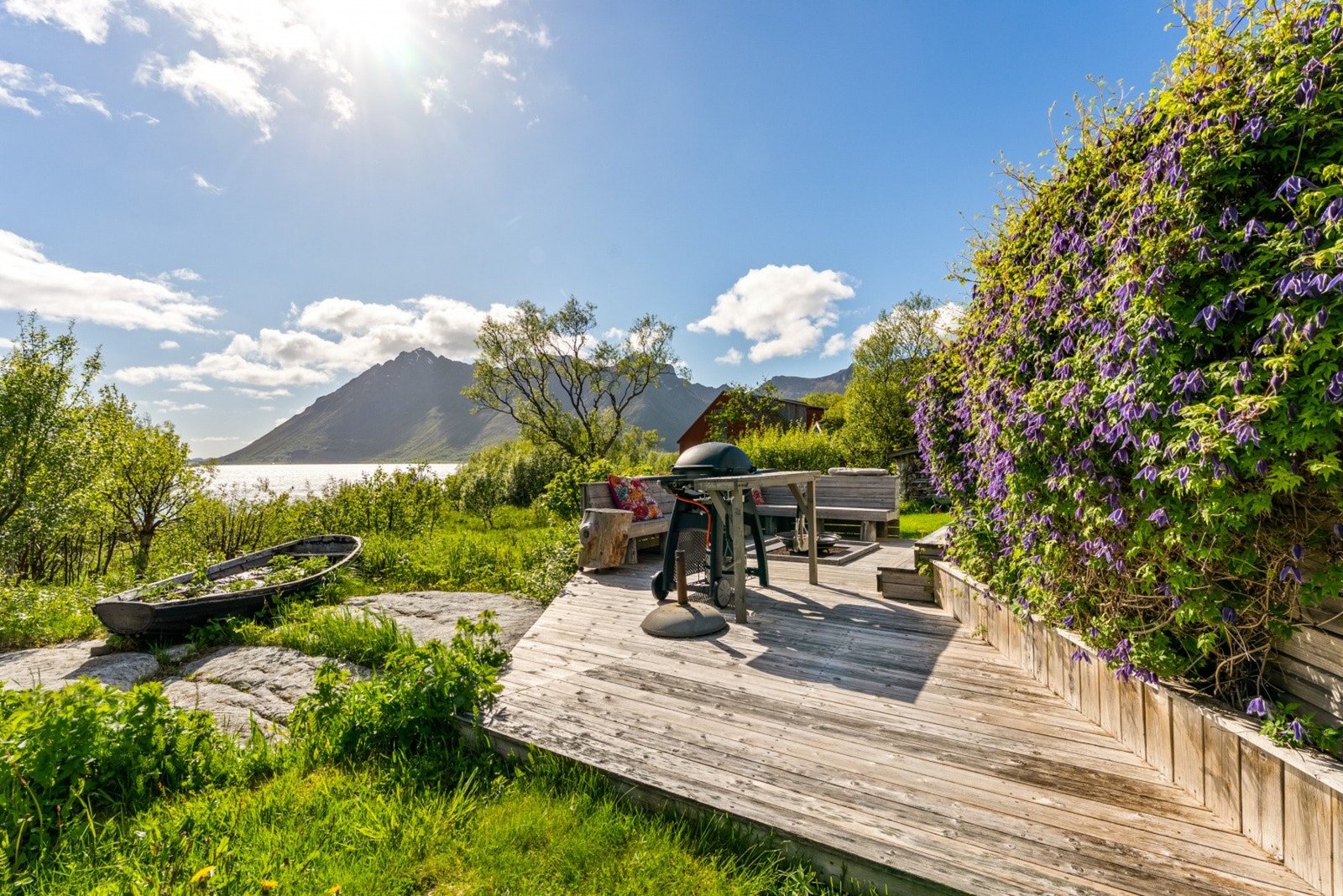 Tomten er opparbeidet med plenarealer og beplantning. Galleribilde