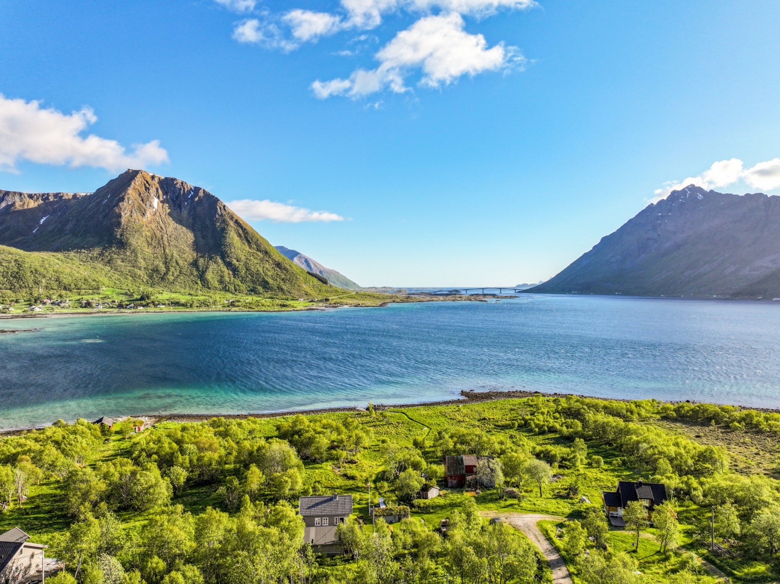 Fantastisk utsikt over fjorden og det omkringliggende landskapet. Galleribilde
