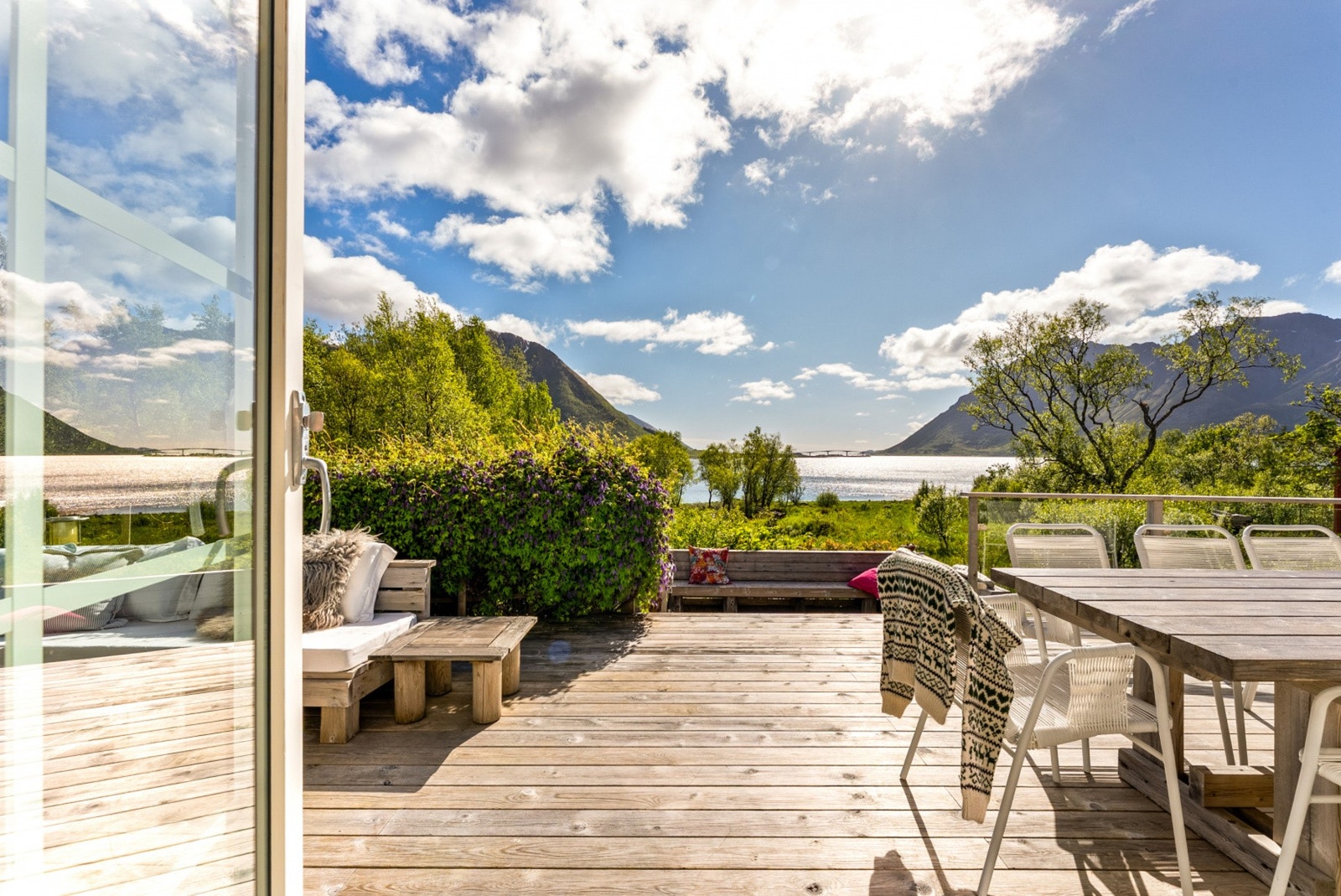 Velkommen ut til en fantastisk terrasse med nydelig utsikt over vann og fjell. Galleribilde