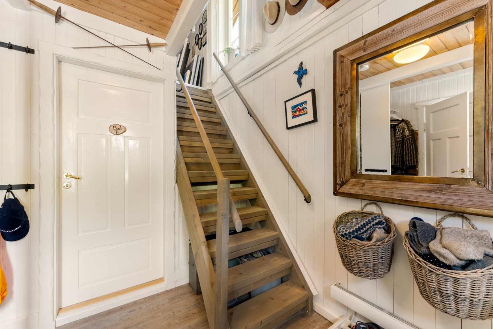 Tretrappen leder deg opp til en koselig og innholdsrik loftsetasje. Galleribilde