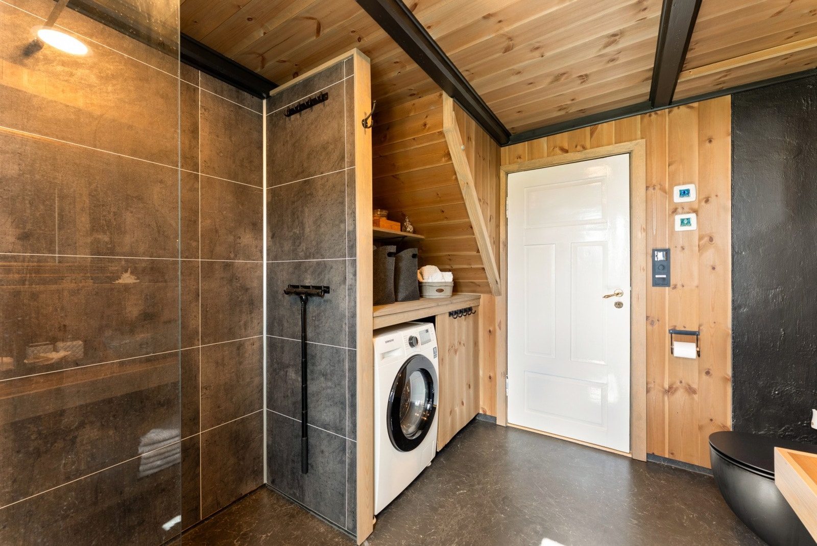 Badet har elektriske varmekabler og opplegg for vaskemaskin. Galleribilde