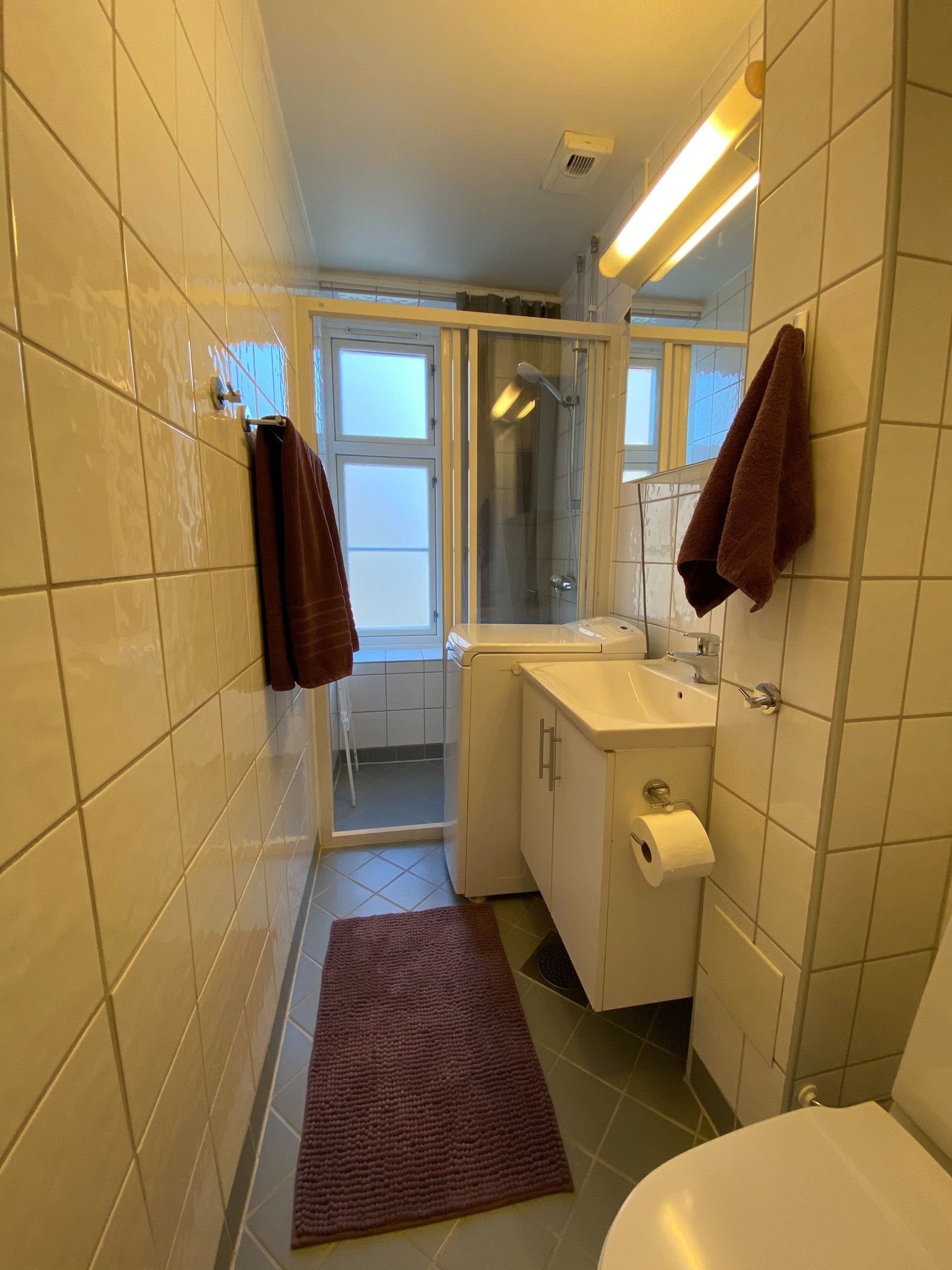 Baderom med varmekabler og vaskemaskin. Galleribilde