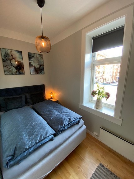 Soverommet vender ut mot rolige omgivelser. 140cm seng. Galleribilde