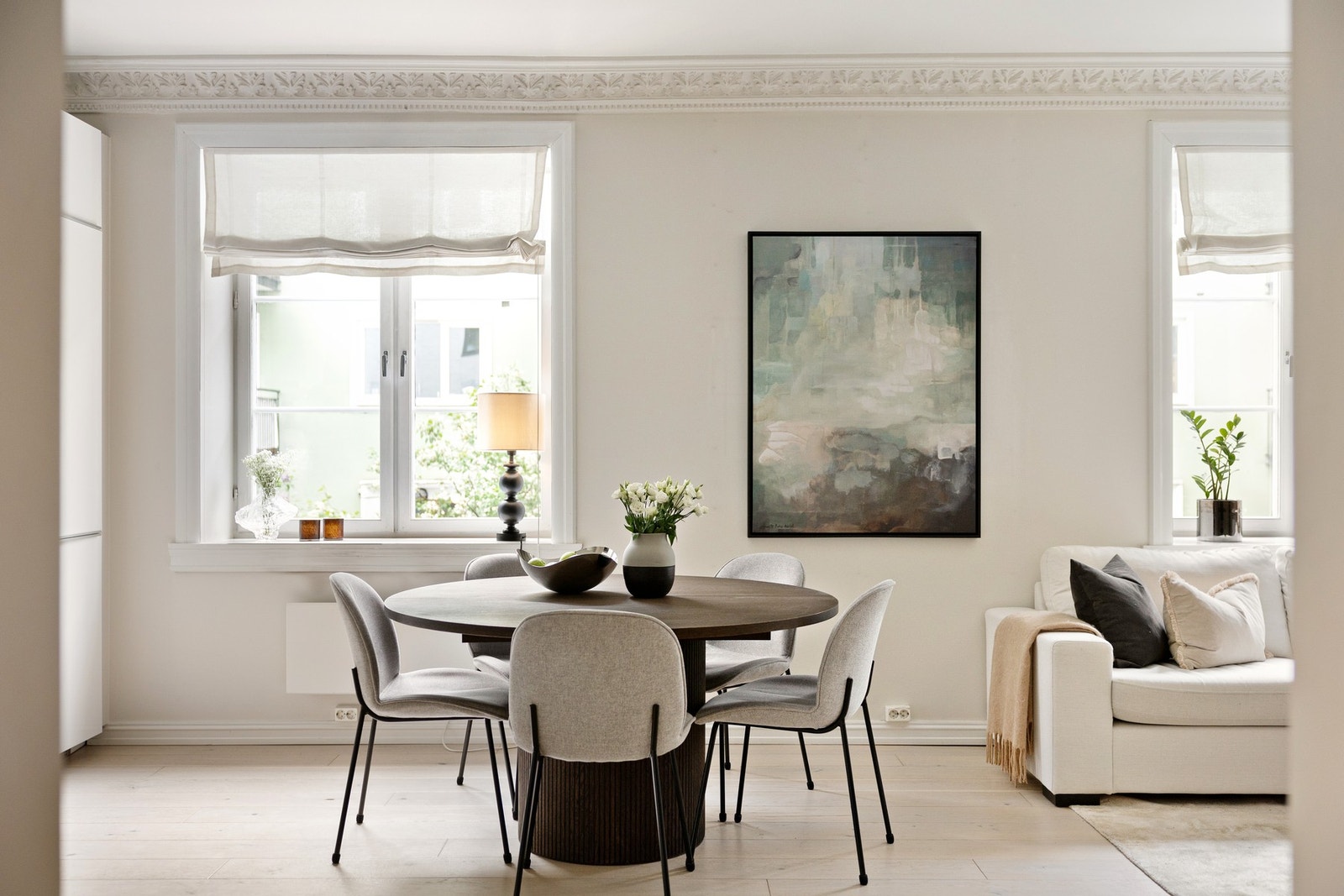 Den naturlige soneinndelingen gjør det enkelt å innrede, med god plass til både sofagruppe og spisebord. Galleribilde
