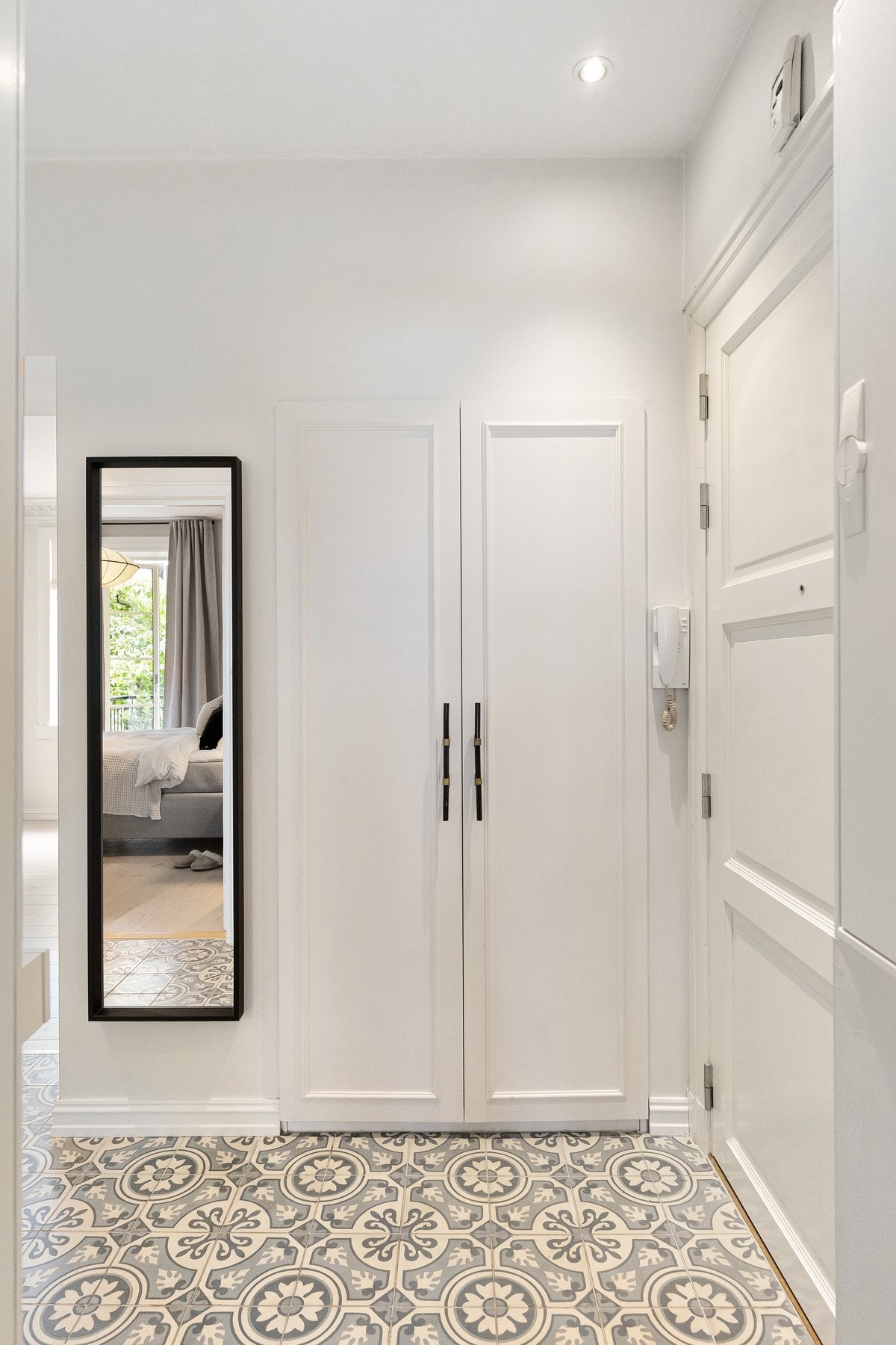 Innbydende entré med garderobe. Galleribilde