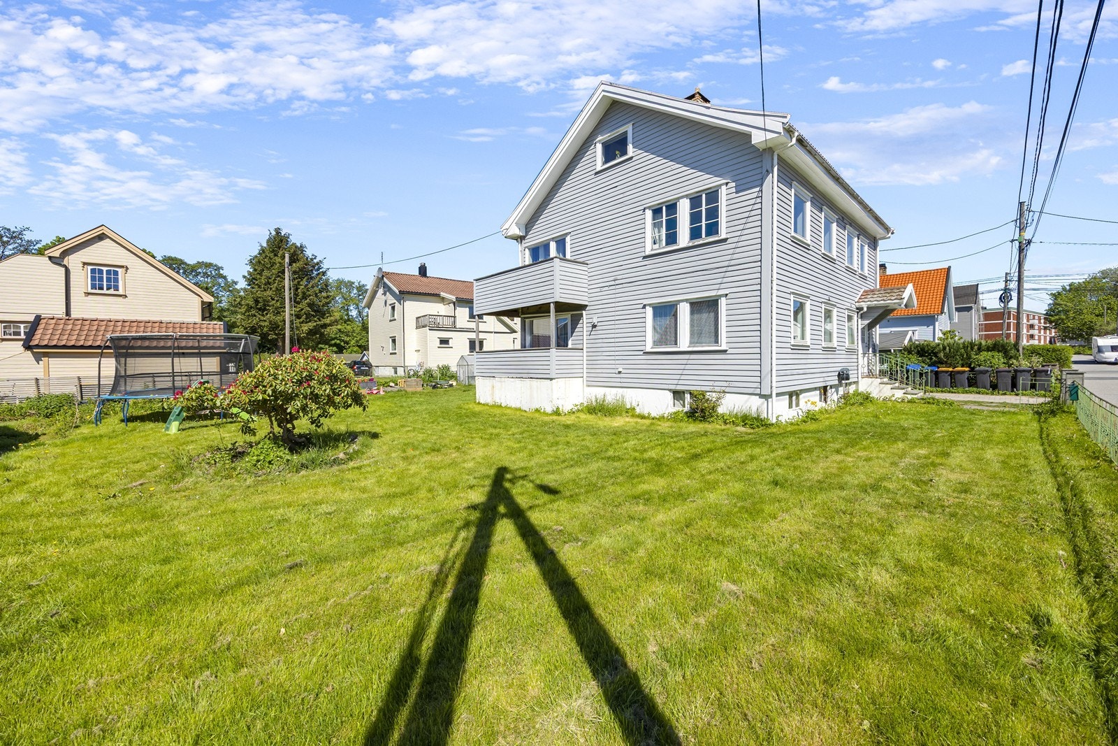 Boligen ligger på en flat, solrik tomt sentralt i ytre del av Grimstad sentrum. Galleribilde
