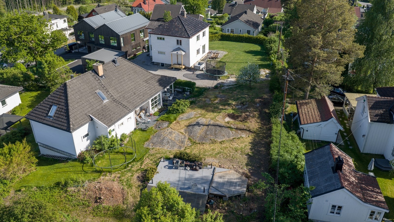 Et rolig og trygt nabolag, ideelt for barnefamilier. Tomten er en relativt flat og ubebygd naturtomt i et etablert og populært boligområdet sentralt på Langhus. Galleribilde