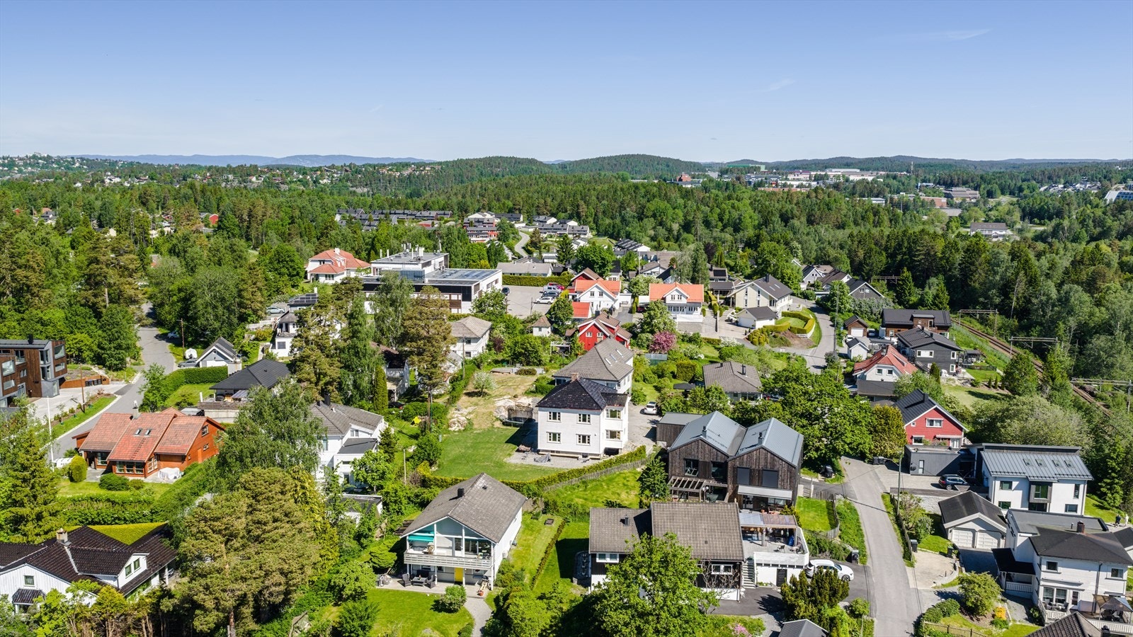 Eiendommen ligger på et høydedrag/høyeste punktet i et meget rolig og barnevennlig boligstrøk, med adkomst sikret over naboeiendommen. Galleribilde