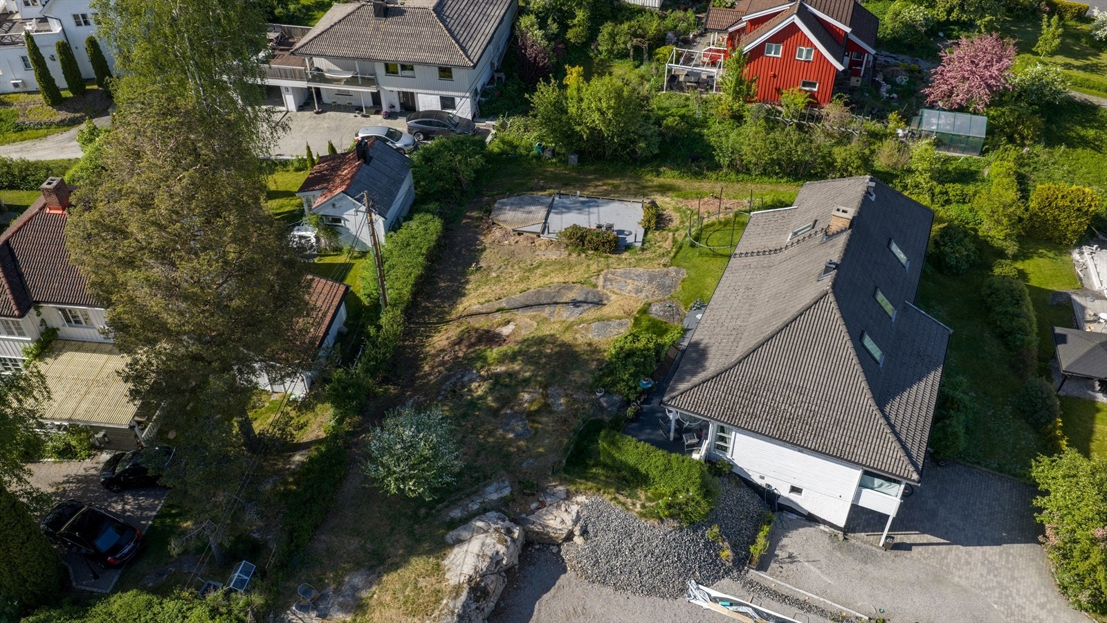 Langhus nærsenter med MENY og apotek, samt Coop Extra og Nye Langhus senter med Kiwi butikk, apotek, Mester Grønn, sushibar og tre etasjes treningssenter, ligger begge i kort avstand fra eiendommen. Galleribilde