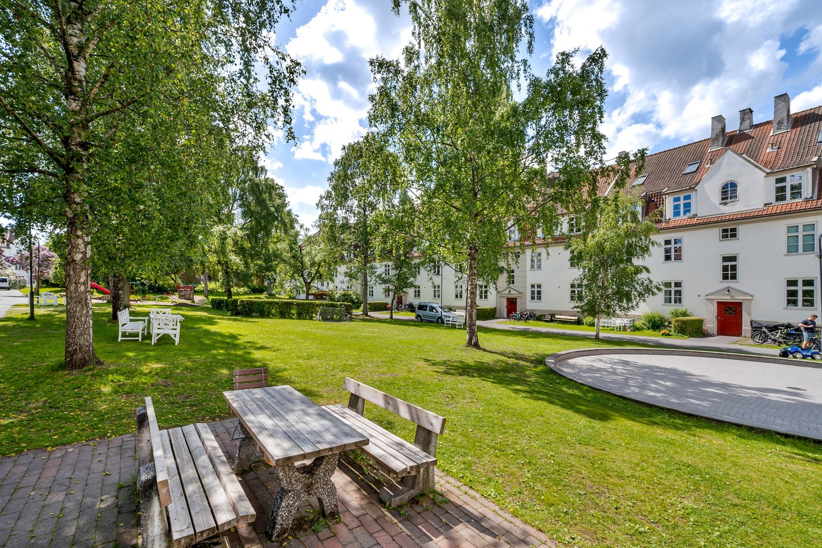 Bebyggelsen er inspirert av hagebyidealene og gir en sjelden kombinasjon av ro, luft og bynær beliggenhet Galleribilde