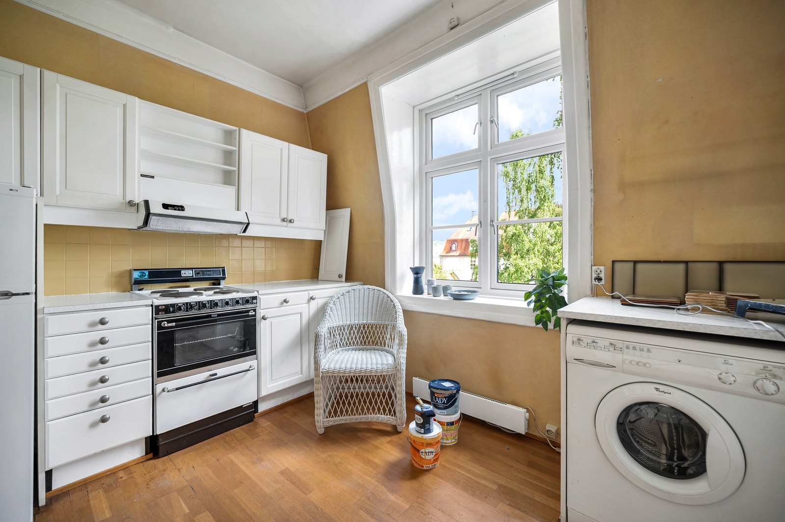 Det er plass for kjøleskap, komfyr og vaskemaskin. Kjøkkenventilator med kullfilter er montert, men fungerer ikke Galleribilde