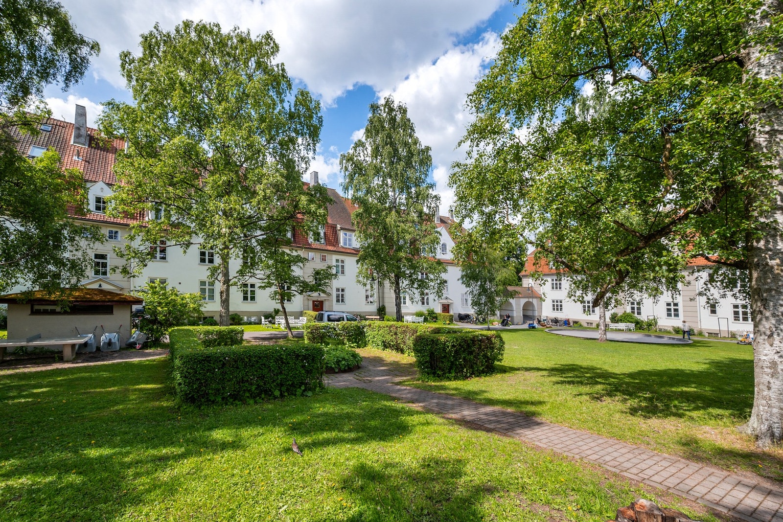 Området ble oppført i perioden 1917-1920 som arbeiderboliger, tegnet av Boligtilsynets arkitektkontor, og består av ærverdige teglsteinsbygg i nybarokk stil, omgitt av store, grønne og skjermede gårdsrom Galleribilde