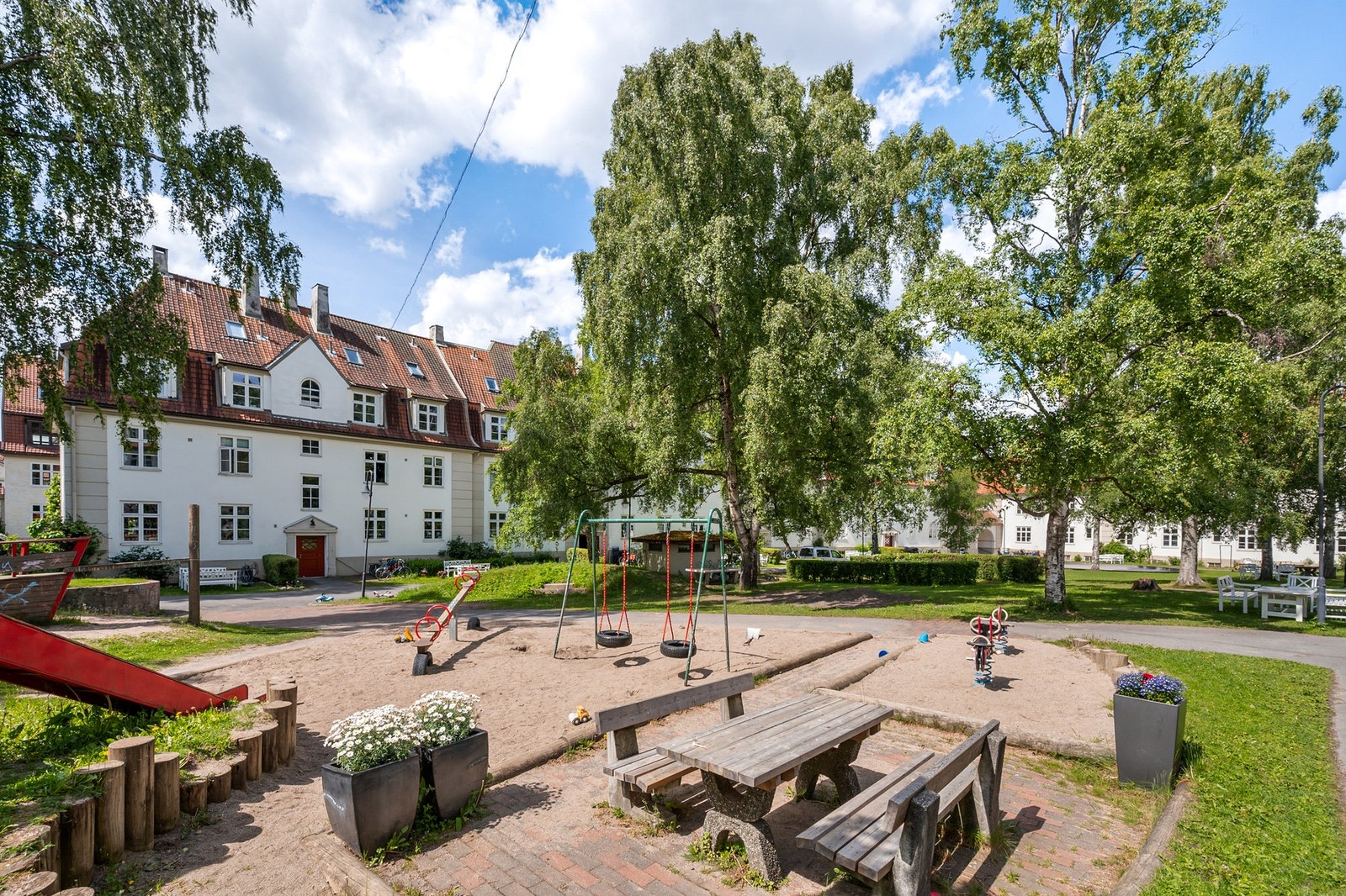 Bomiljøet her er unikt i bysammenheng og perfekt for barnefamilier. Her er de aller fleste beboere i samme lisvsfase og det finnes 100 andre barn/lekekamerater for hjemmets yngste beboere Galleribilde