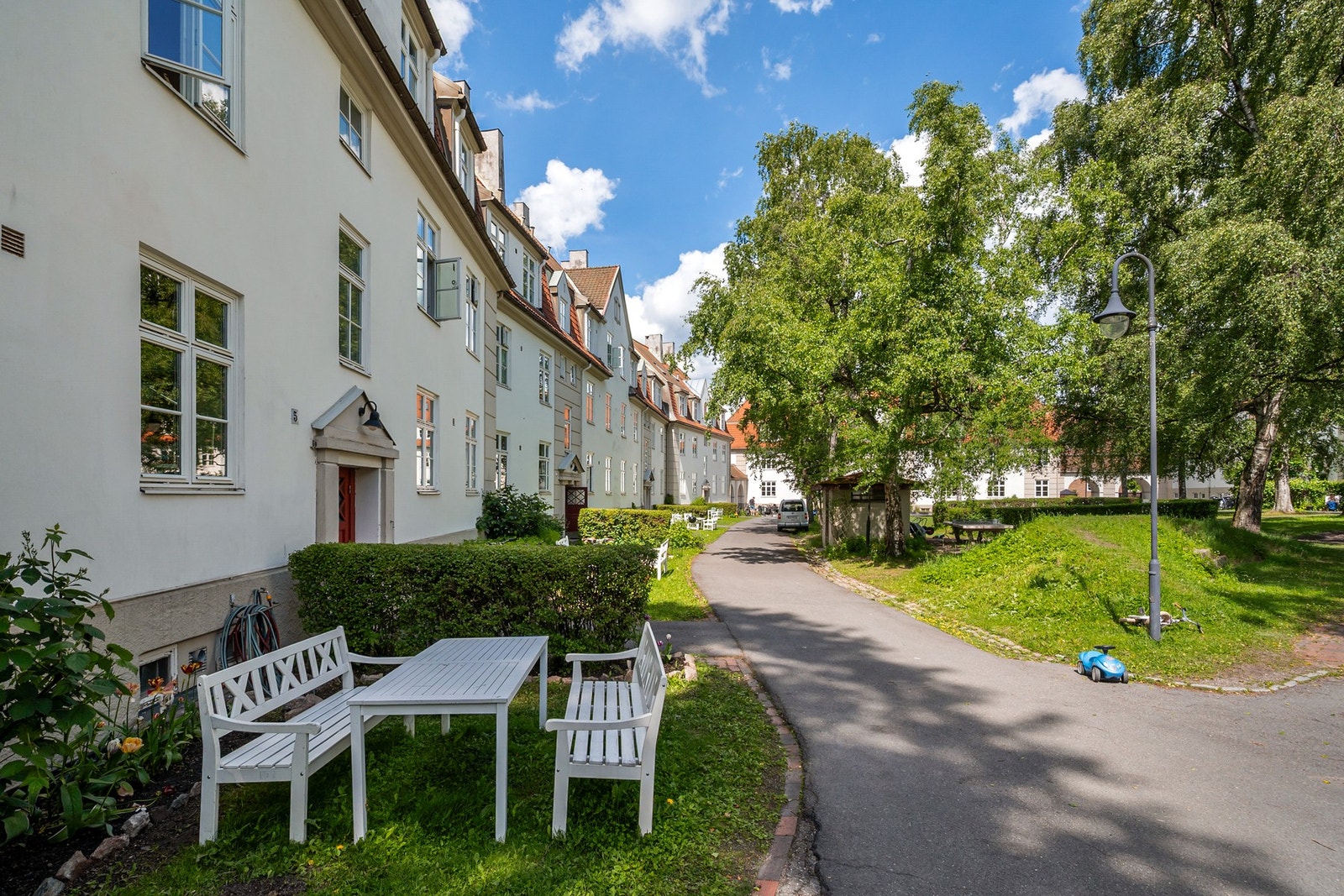 Leiligheten ligger i et trygt og stille nabolag med både for- og bakhager, og med tilgang til en pent opparbeidet bakgård med plenarealer og beplantning Galleribilde