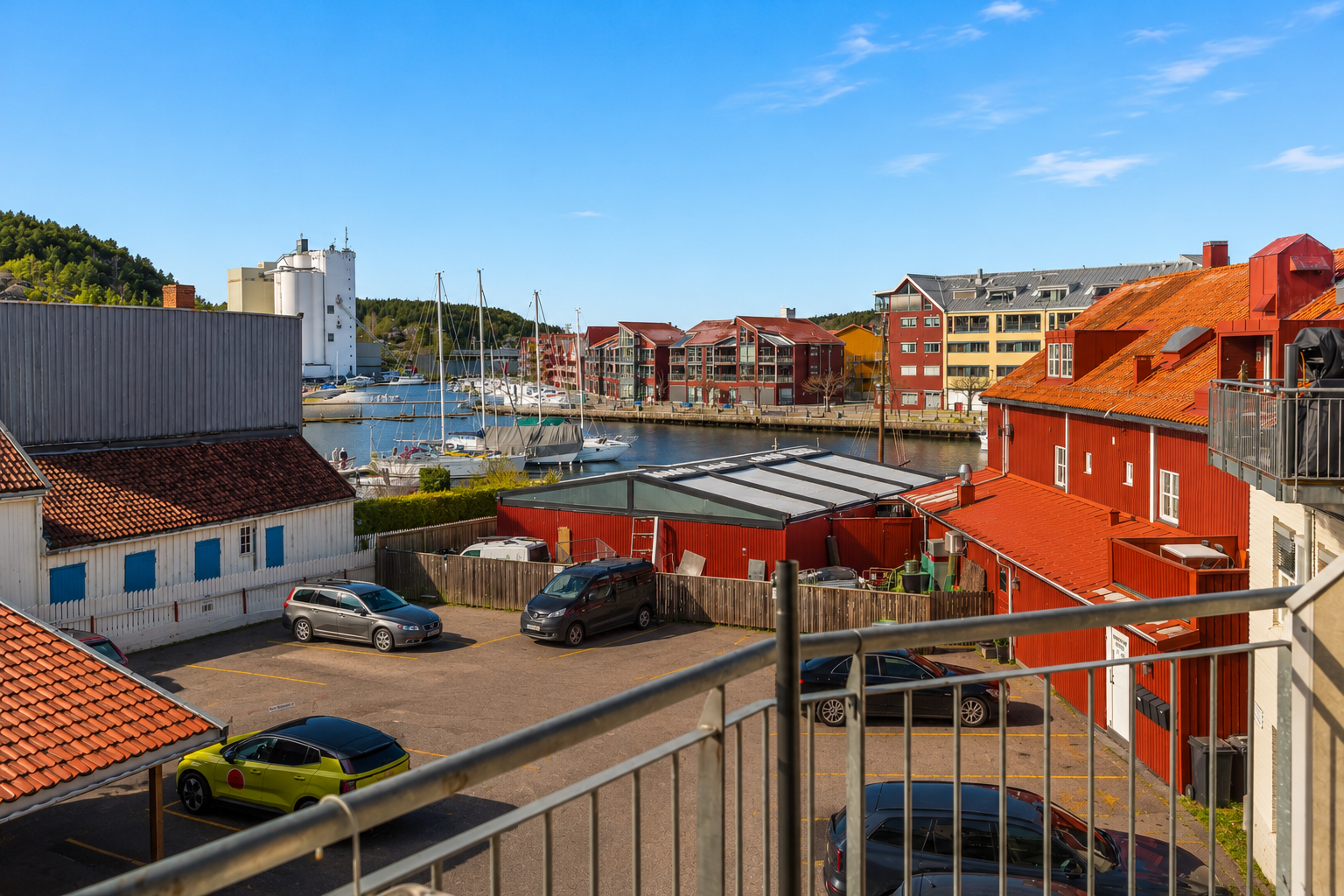 Fin utsikt mot indre havn. Sesongendret med AI. Galleribilde