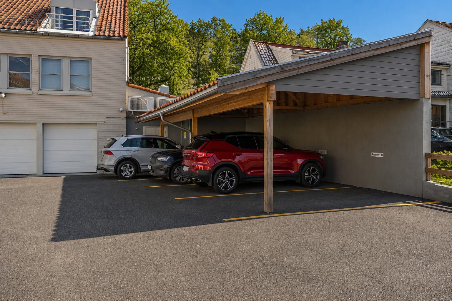 Parkering i carport. Sesongendret med AI. Galleribilde