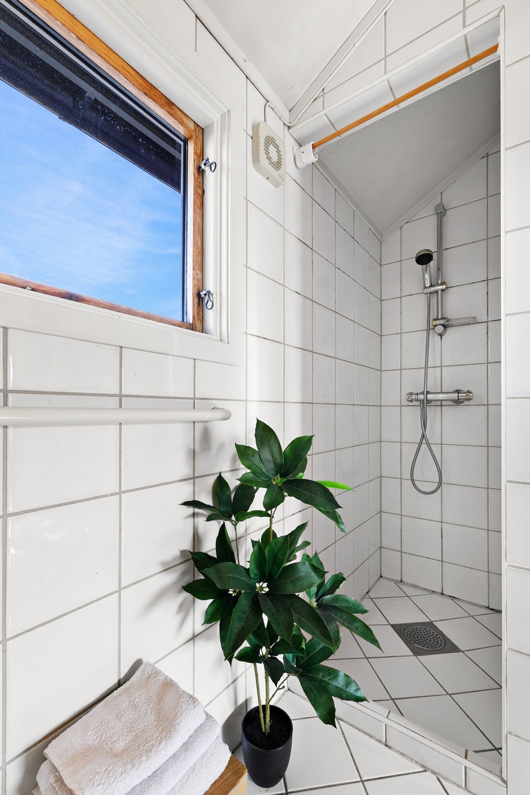 Badet er innredet med dusjnisje, og har elektrisk avtrekksvifte for ventilasjon. Galleribilde
