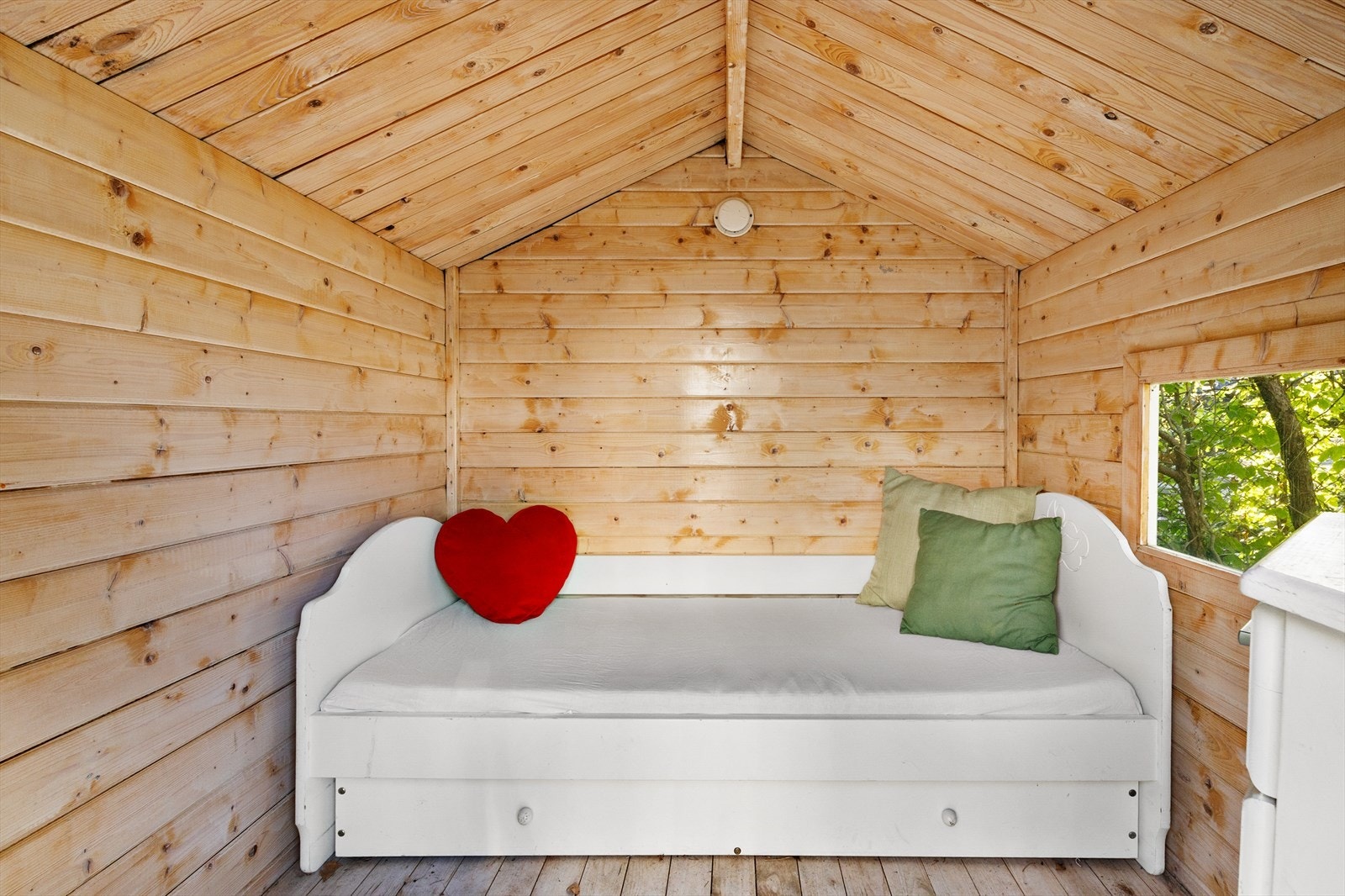 En egen lekestue i hagen innbyr til lek og hygge. Galleribilde