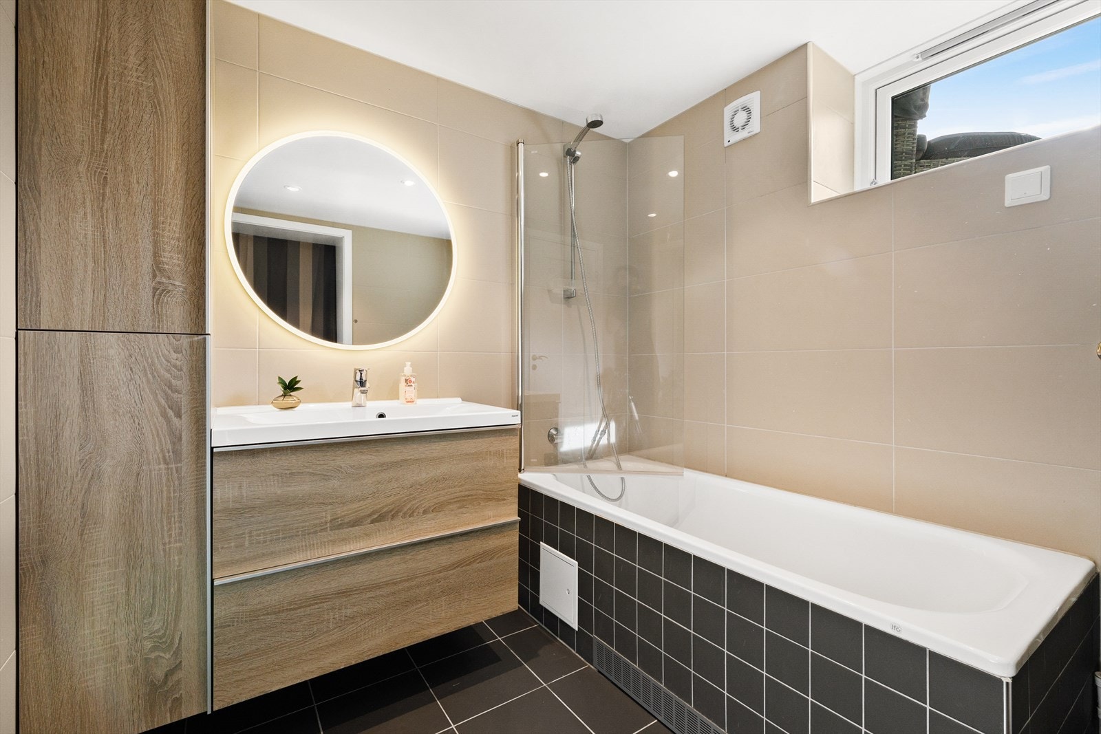 Badet i underetasjen ble etablert i 2016 og har smakfull innredning og gulvvarme. Galleribilde