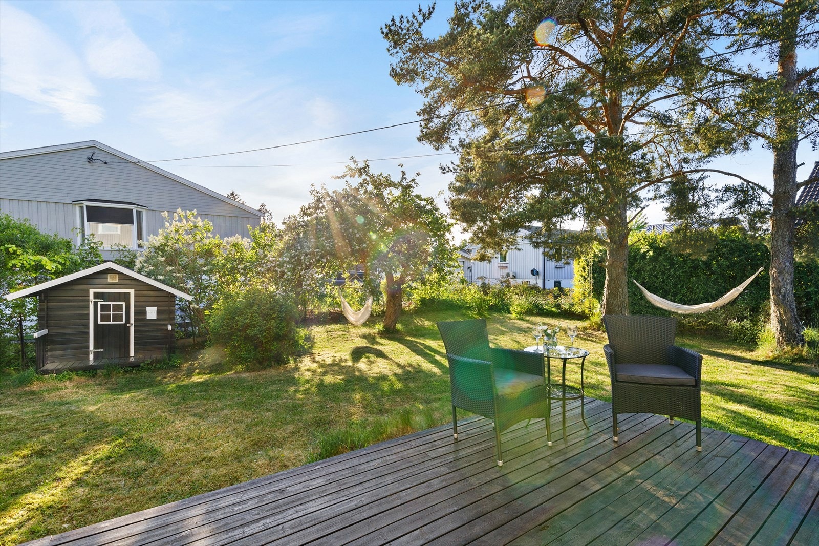 Stor og frodig hage med plass til både lek og sosiale soner. Galleribilde