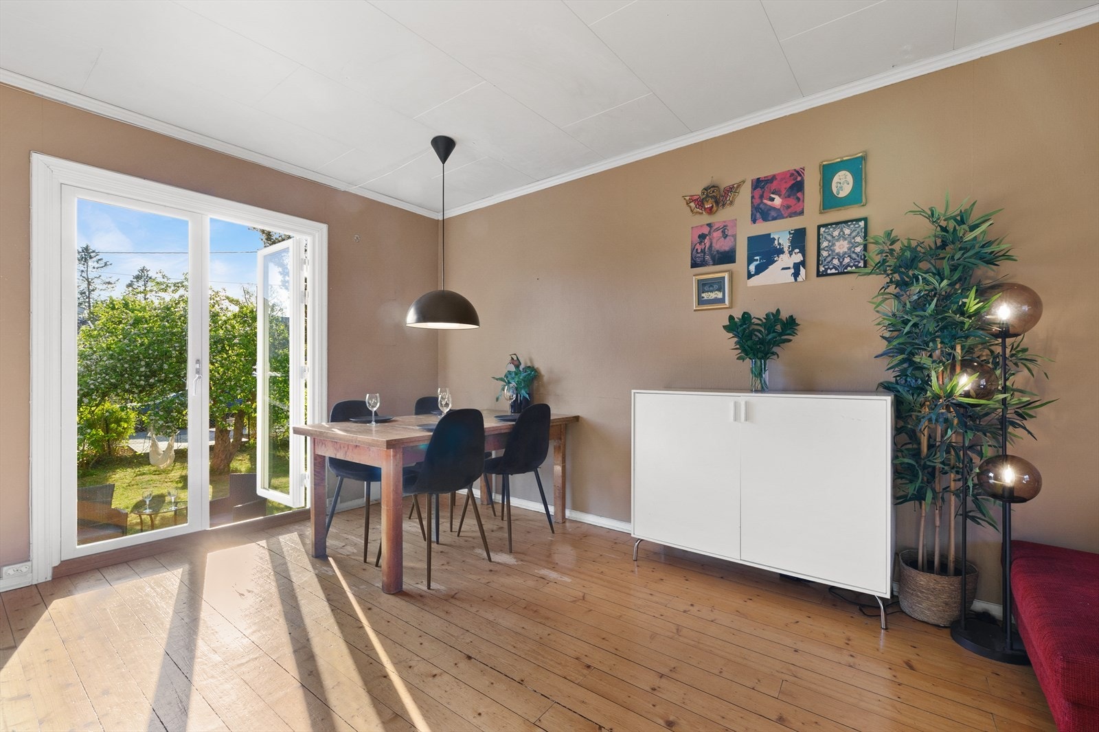 Tofløyet balkongdør fra 2009 åpner opp stuen mot den vestvendte plattingen på 17 m² og hagen. Galleribilde