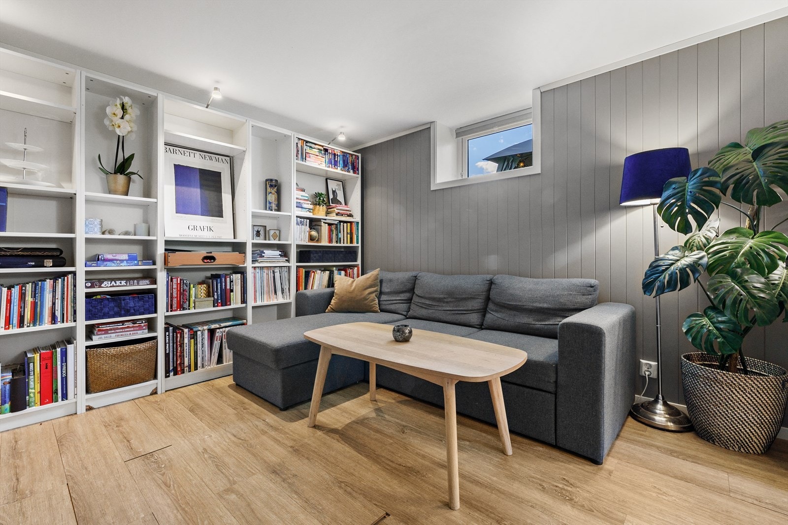 Stuen i underetasjen har laminatgulv og elektriske varmekabler. Galleribilde