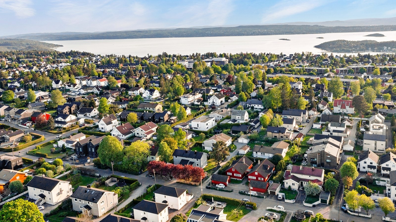 Fra Nordstrand er det kort vei til både marka, sjøen og byens fasiliteter, med Lambertseter T-banestasjon og buss en kort spasertur unna. Galleribilde
