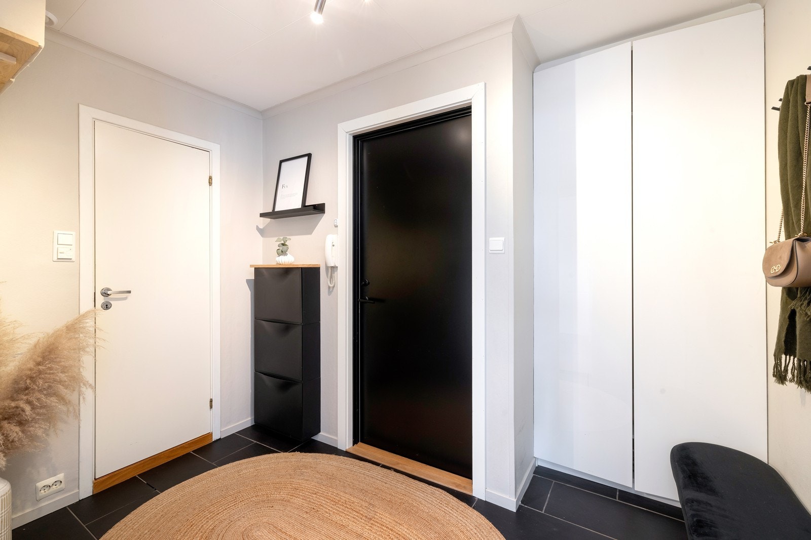 Skyvedørsgarderobe sørger for effektiv oppbevaringsløsning i entréen. Galleribilde