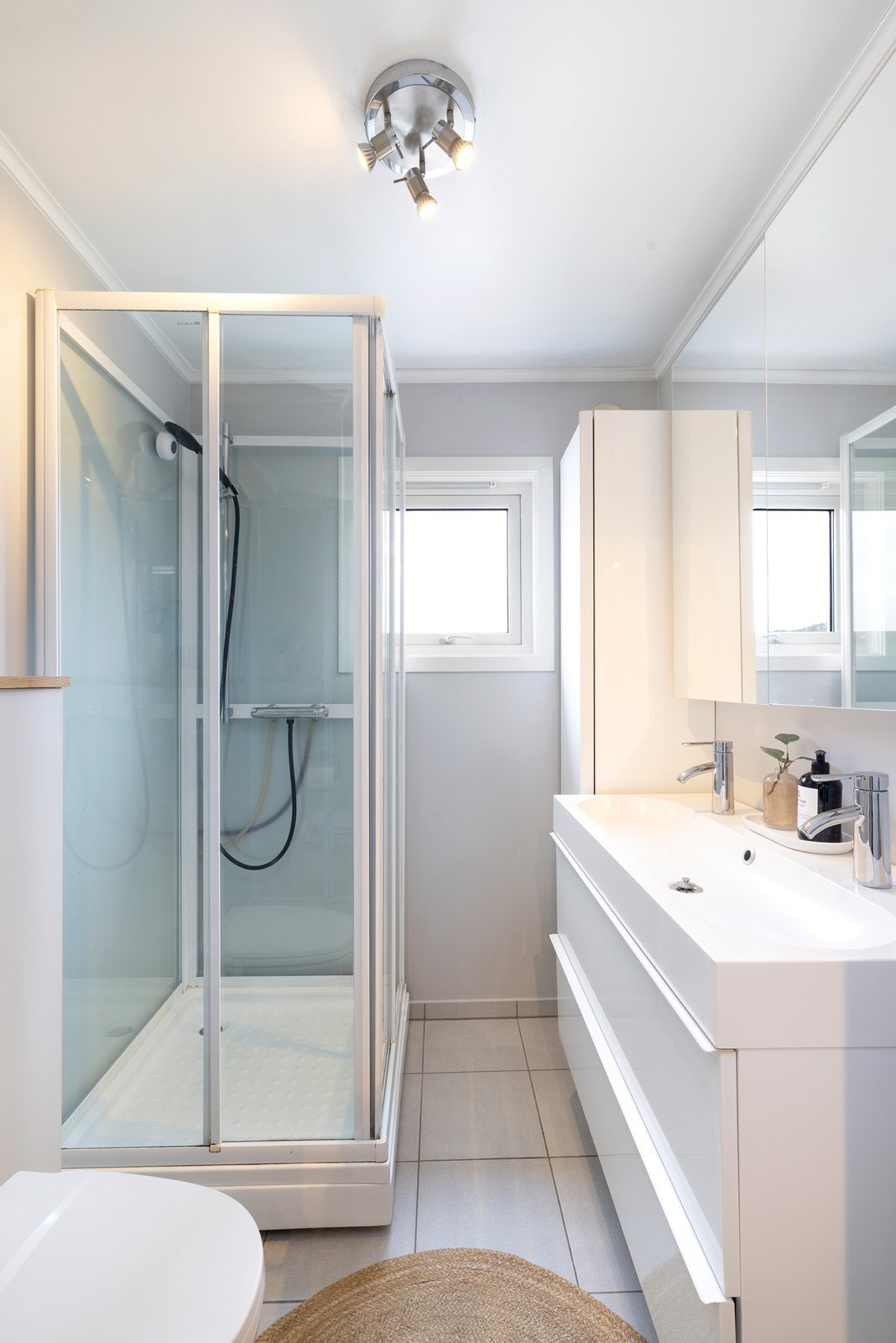 Badet har flislagte gulv og vegger med dusjkabinett for effektiv utnyttelse av plassen. Galleribilde