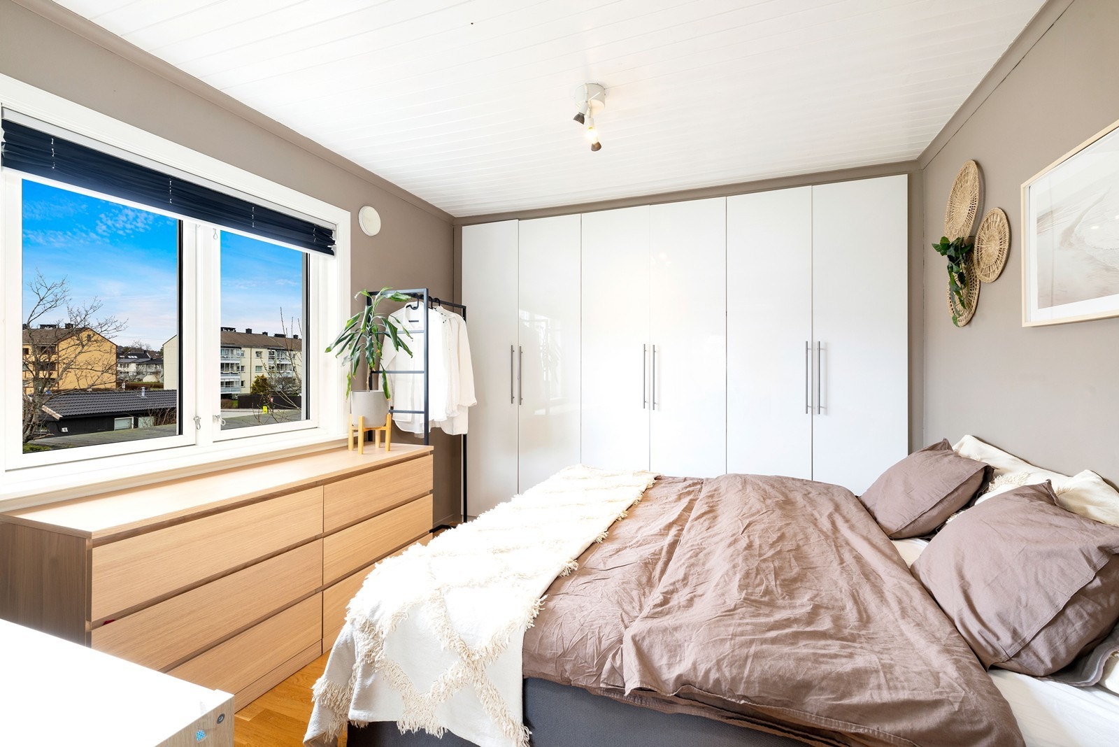 Hovedsoverommet har en romslig garderobeløsning med glatte, hvite fronter. Galleribilde