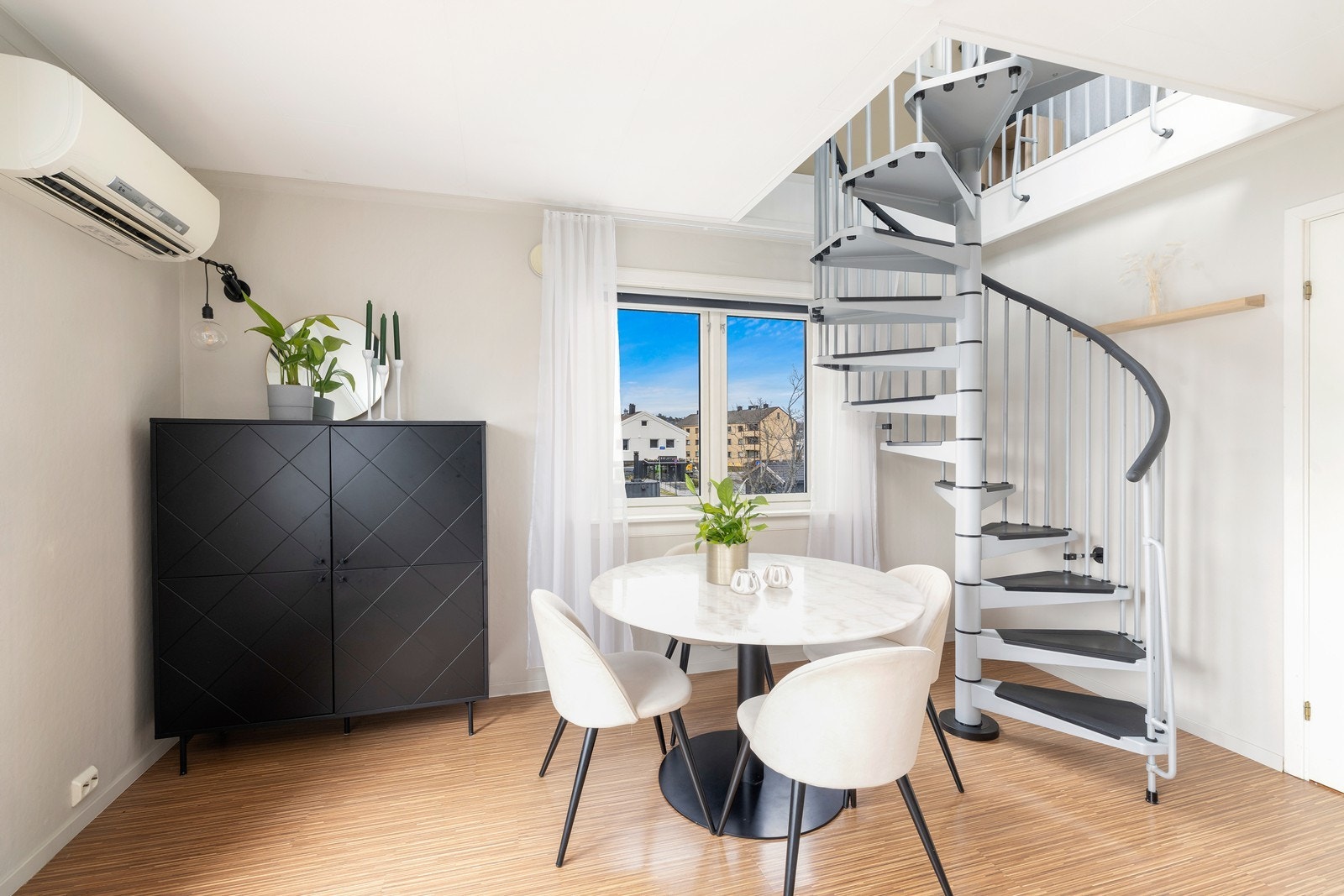 Spiraltrappen gir et unikt designpreg og binder etasjene sammen på en elegant måte. Galleribilde