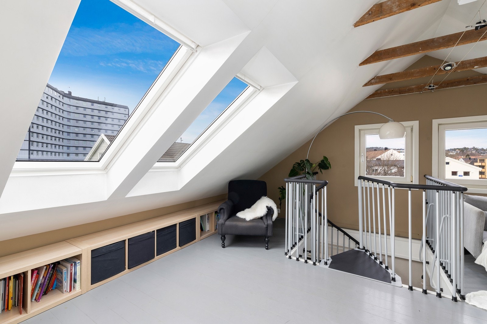 Velux-takvinduer gir rikelig med dagslys til loftsrommet. Galleribilde