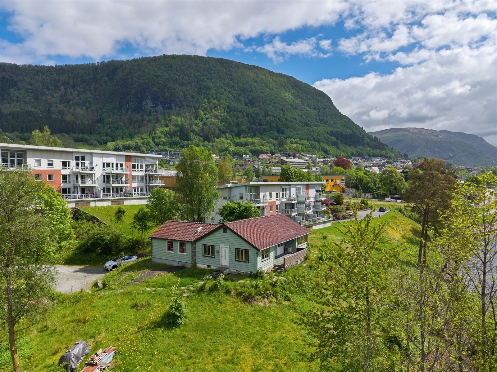 Byggene på eiendommen består av enebolig og uthus, og det er eget naust på eget bnr. 669. Galleribilde