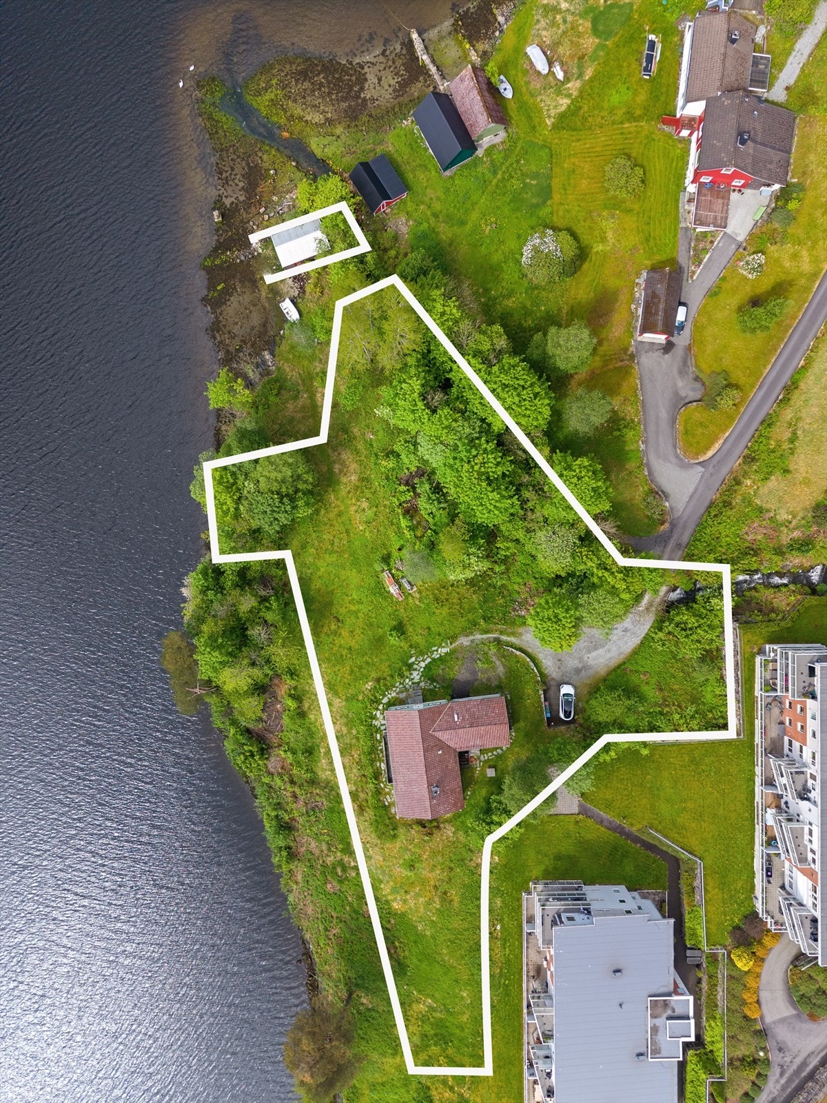 Stor tomt med mye grøntareal og muligheter (grenser er ca. og avvik vil forekomme) Galleribilde